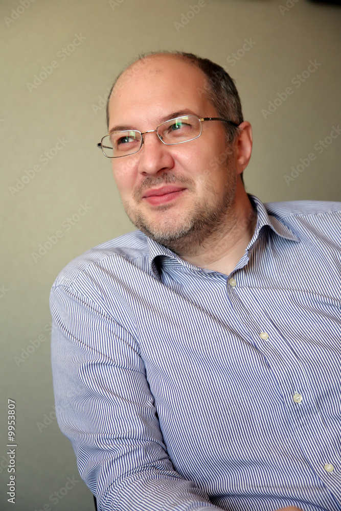 Obraz premium Portrait of the smiling man in glasses