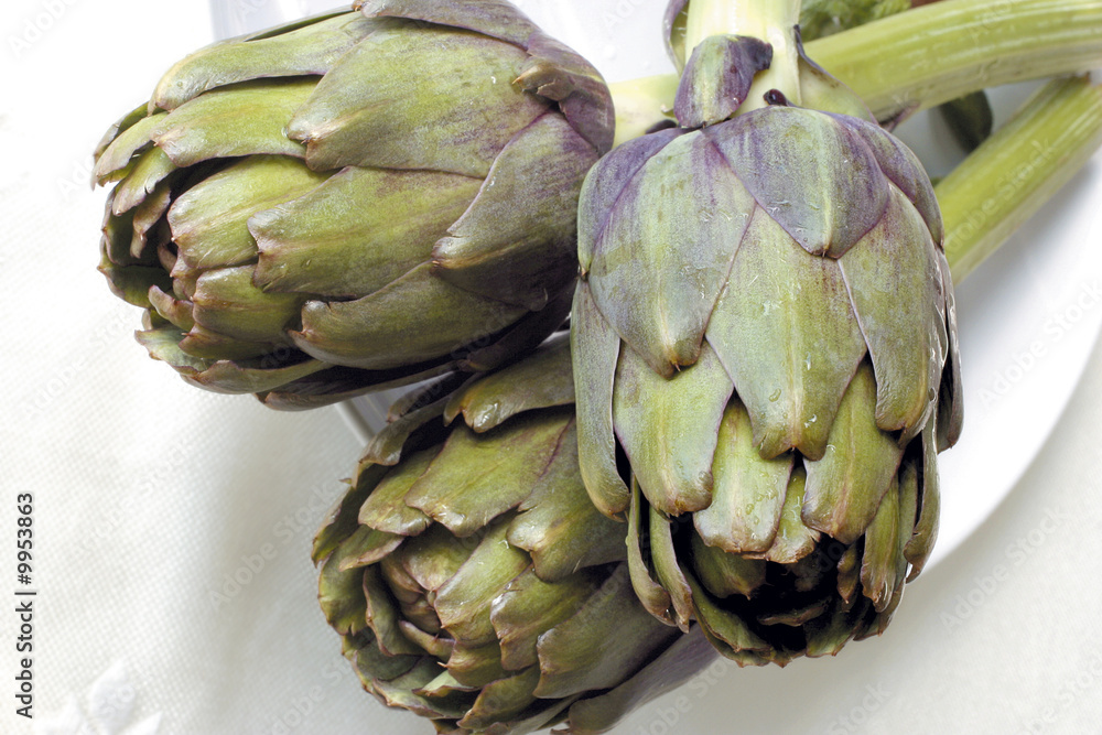 Fototapeta premium carciofi crudi in luce naturale