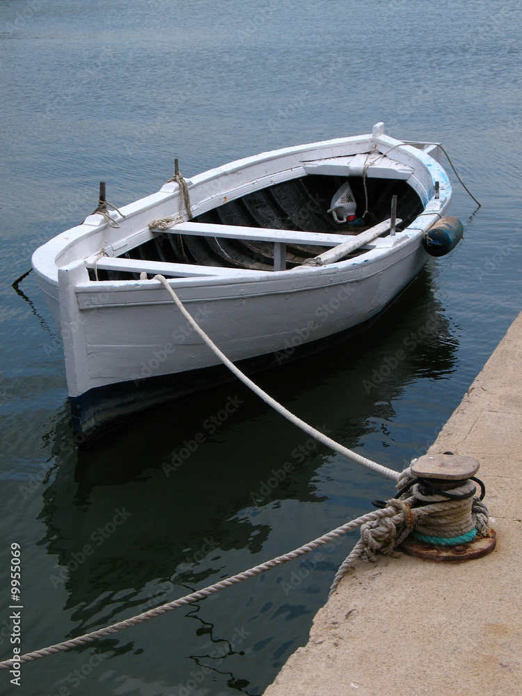 Barca de pesca en el puerto