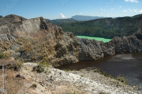 Lacs volcaniques de couleur différentes en Indonésie