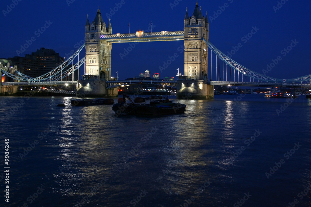 Obraz premium Tower bridge de nuit