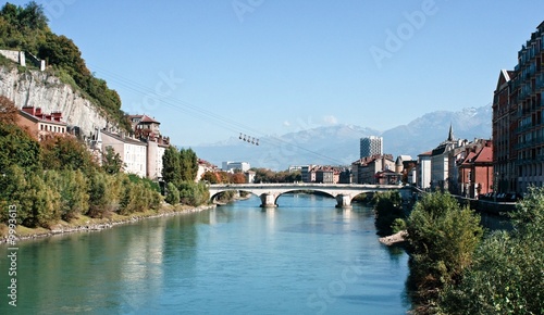 Fototapeta Naklejka Na Ścianę i Meble -  L'Isère à Grenoble