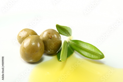 oliven mit grün