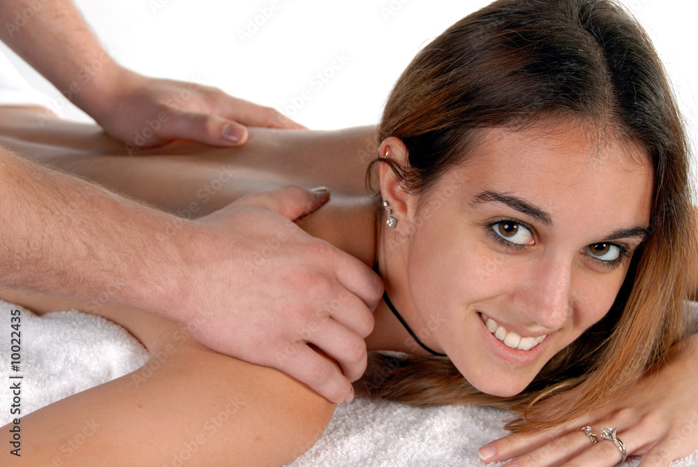 Naklejka premium Młoda kobieta coraz masaż w spa