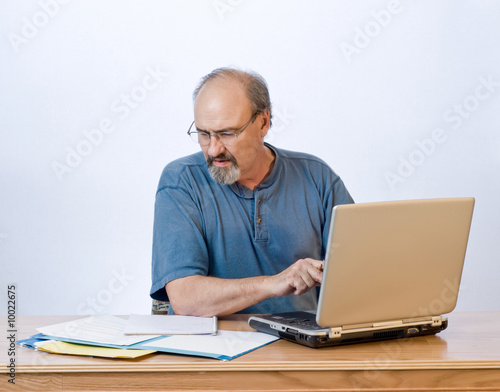 Obraz na płótnie A businessman transcribes his notes onto the computer.