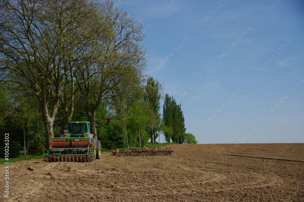Fototapeta premium champs et tracteur
