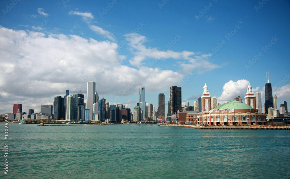 Fototapeta premium Navy Pier i Chicago's Skyline z jeziora Michigan