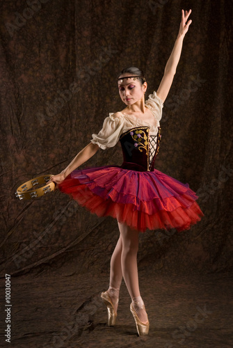 Photo Danseuse-classique-tutu rouge-tambourin