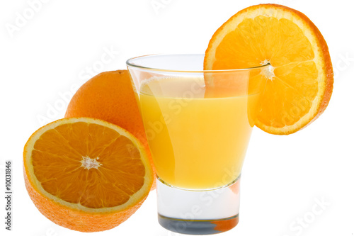 Orangensaft mit frischen Orangen