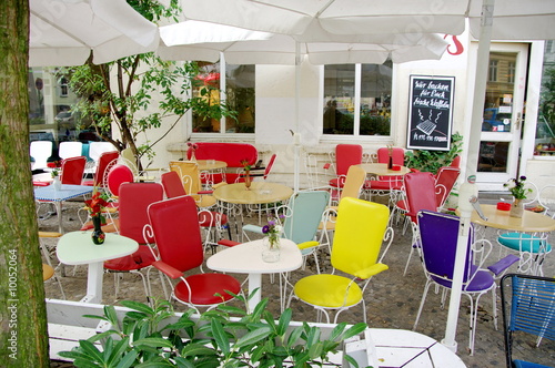 Terrasse de café avec chaises colorées, Berlin, Allemagne. photo