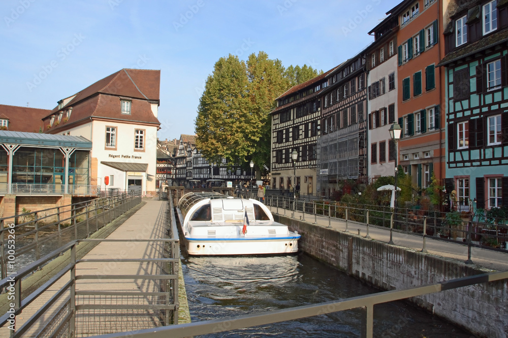 Bateau-mouche à l'écluse de la Petite France, Strasbourg