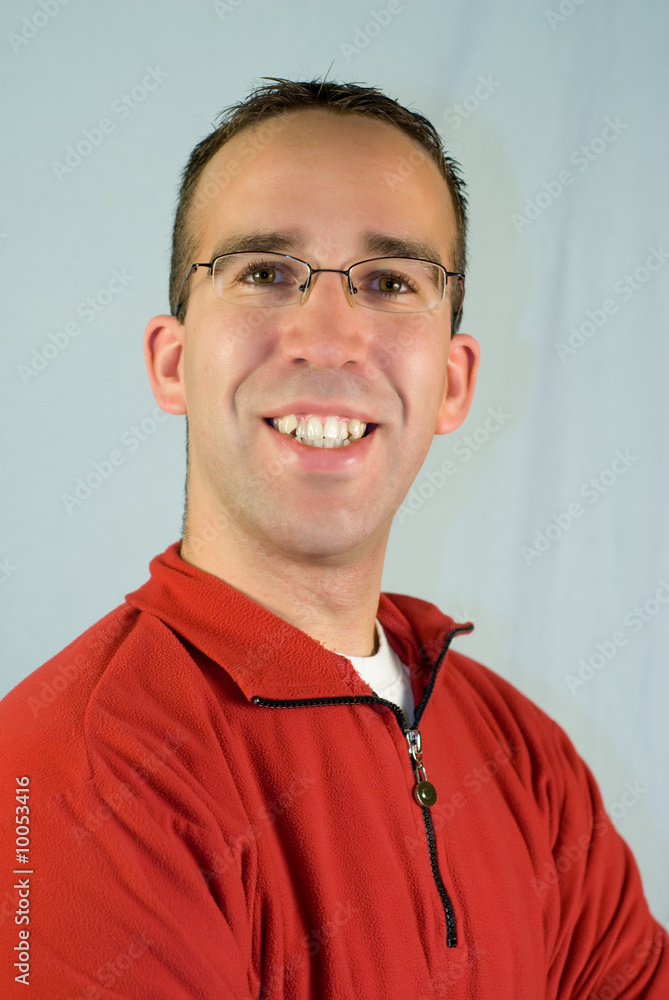 Obraz premium A happy and smiling young man shown in a typical portrait