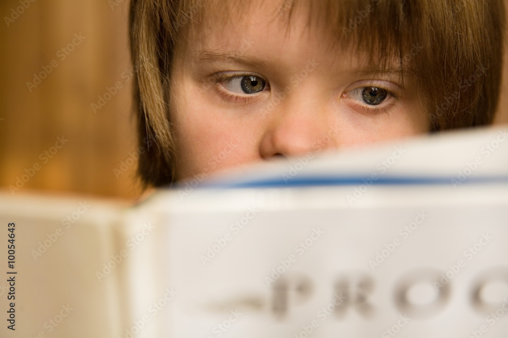 fille trisomique en train de lire