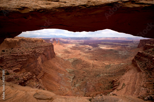 Blick durch den Mesa Arch in das Island of the Sky