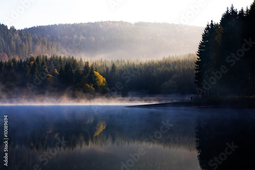 Fototapeta Naklejka Na Ścianę i Meble -  Autumn forest lake 2