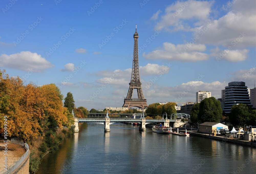 Fototapeta premium Skyline of Paris in a beautiful autumn day