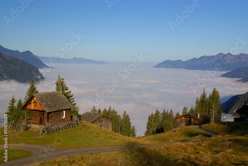 Bergkapelle über dem Nebel
