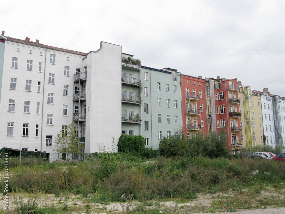 Immeubles colorés et terrain vague, Berlin, Allemagne.