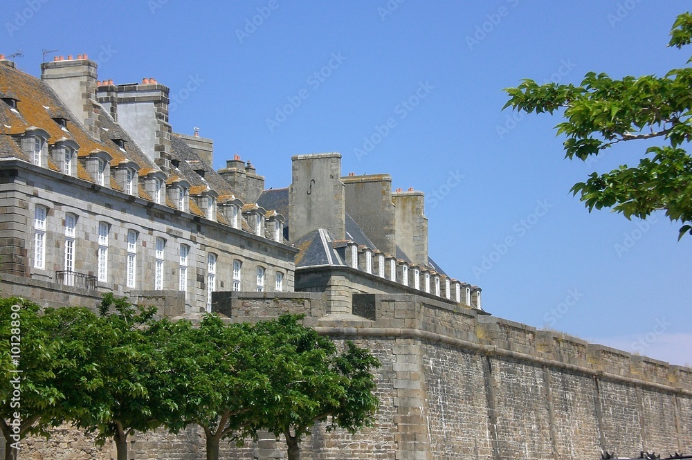 Obraz premium Vieux Saint Malo vu du port