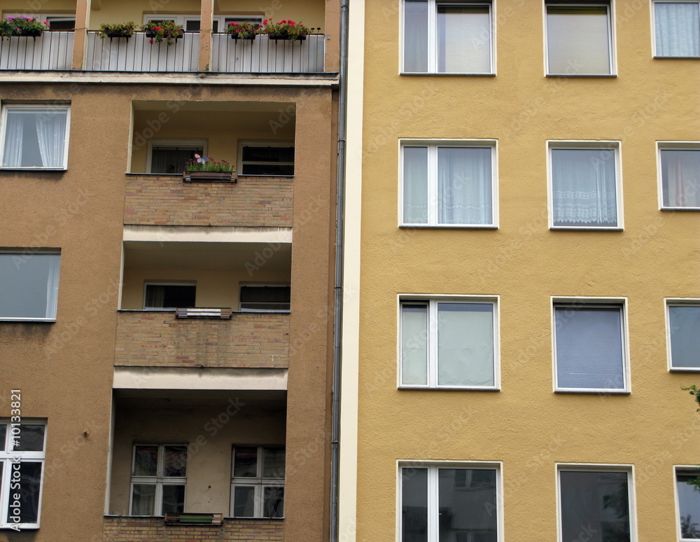 Façades d'immeubles jaunes et ocres, Berlin, Allemagne.