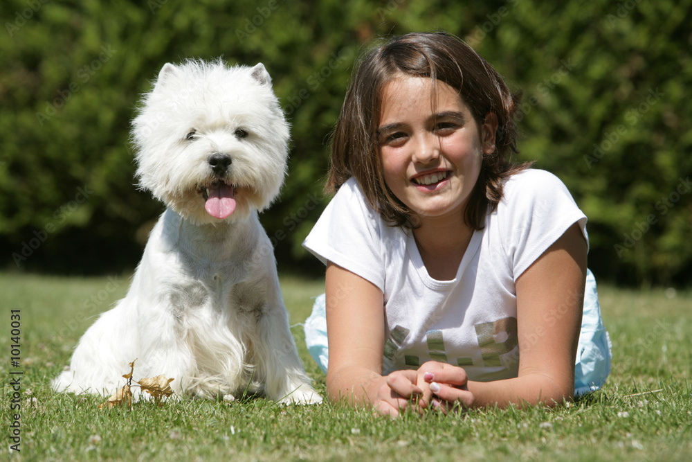 jeune fille et son westie jeune fille et son westie