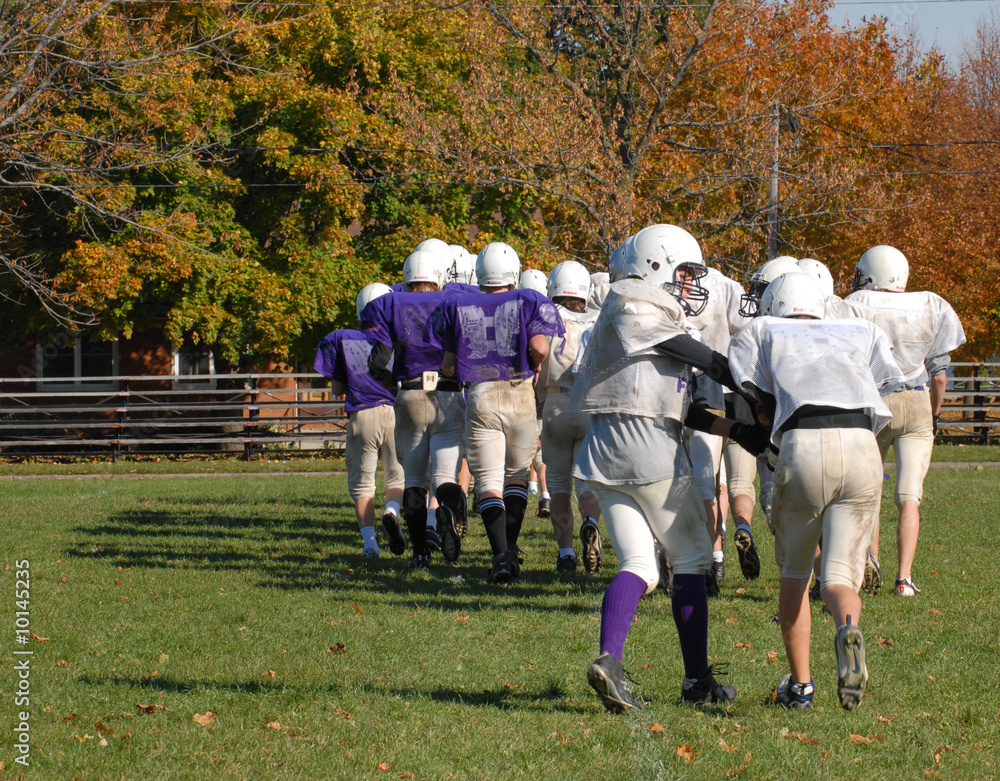 Fototapeta premium running drills at high school football practice
