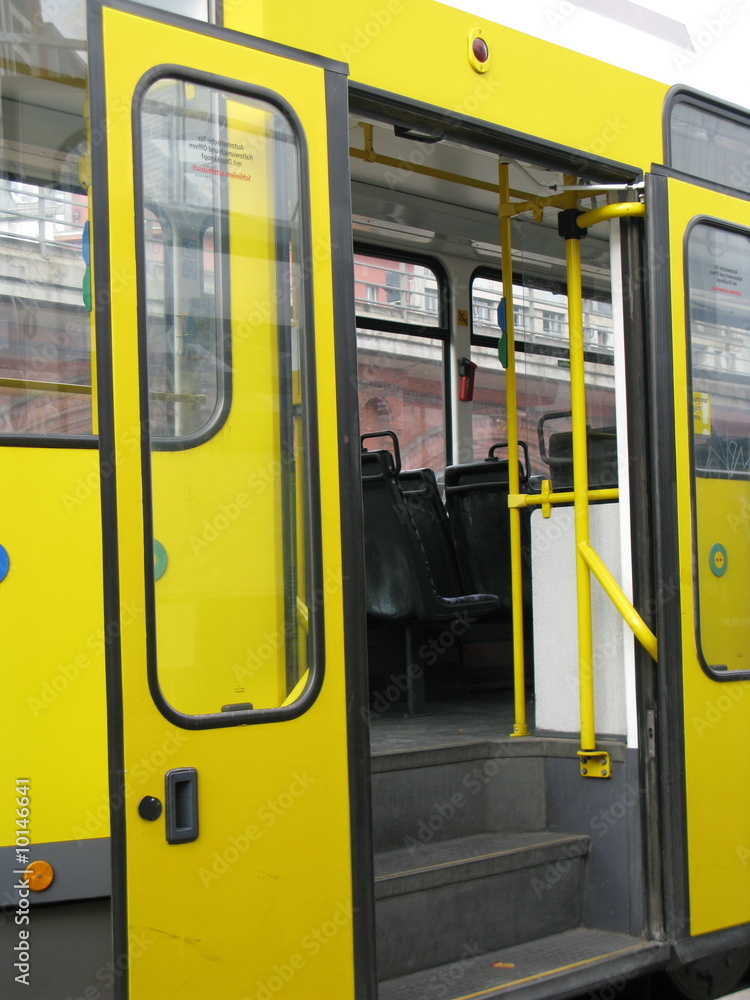 Tranway jaune, porte ouverte, Berlin, Allemagne.