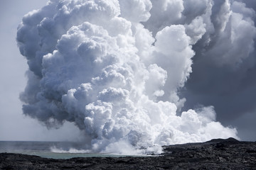 Fotobehang Vulkaan Lava stroomt in oceaan Hawaï  © Jose Gil