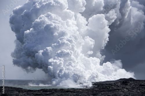 Lava ontmoet oceaan op Hawaii