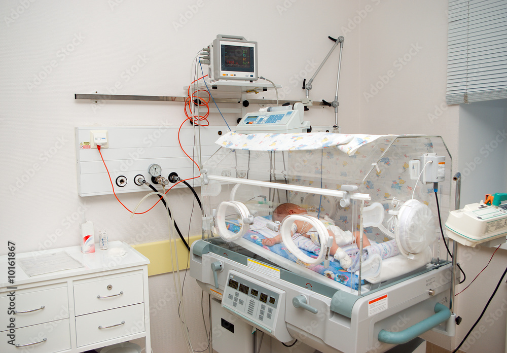 newborn baby sleeping in an incubator in hospital. - obrazy, fototapety, plakaty 