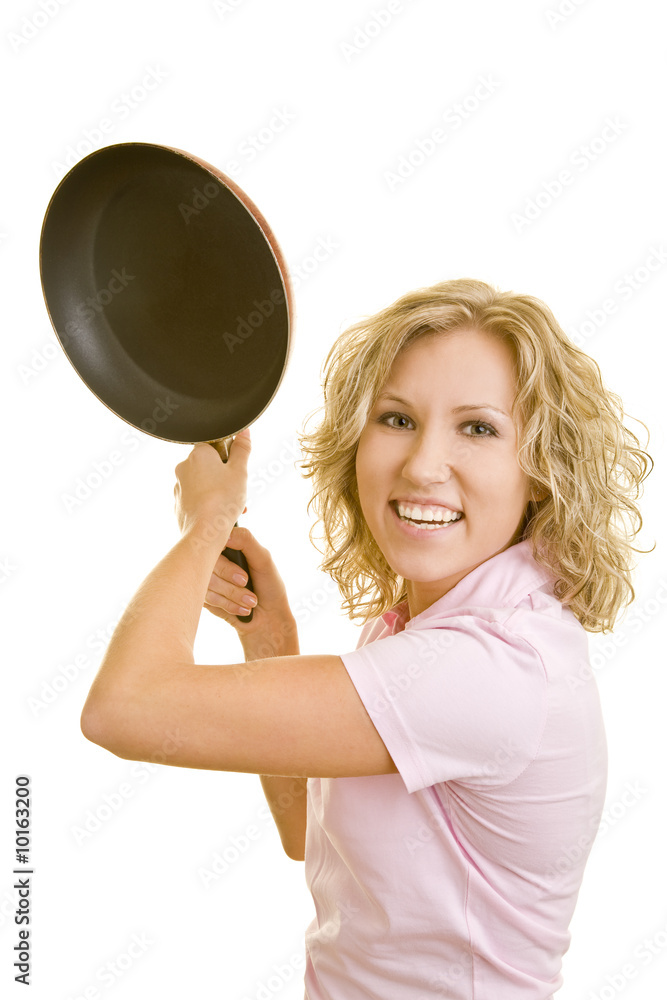 Blonde Frau holt mit einer Bratpfanne zum Schlag aus Blonde Frau holt mit einer Bratpfanne zum Schlag aus