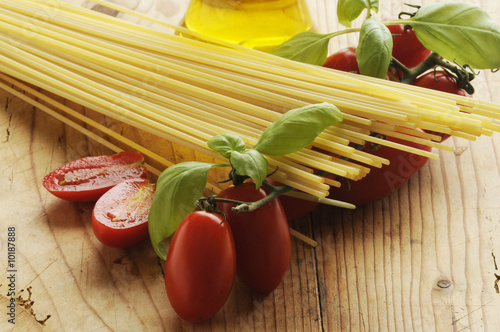 Spaghetti ed ingredienti per il sugo photo