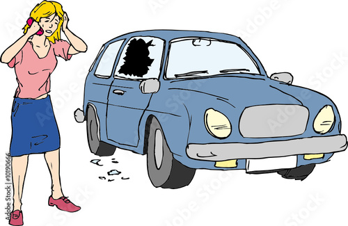 Frau mit aufgebrochenem Auto