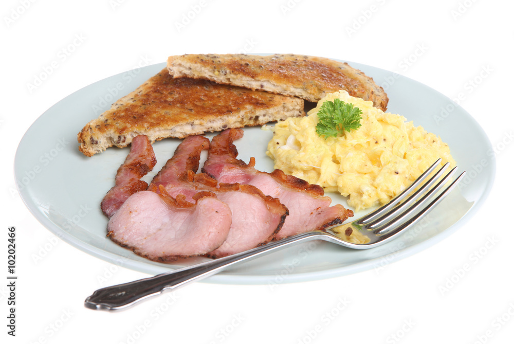 Bacon with scrambled eggs and wholemeal toast