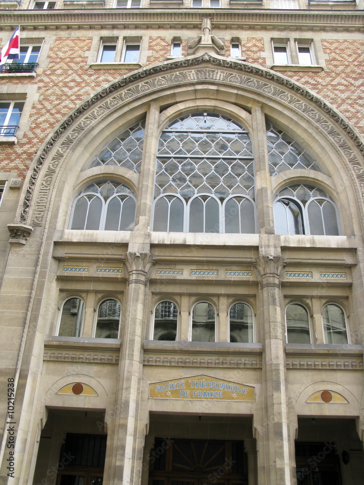 Façade d'immeuble art-déco, brique et pierre, Paris, France.
