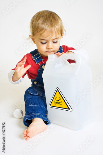 Bebe Dangereux Produit Chimique Ingestion Risque Danger Boire Stock Photo Adobe Stock