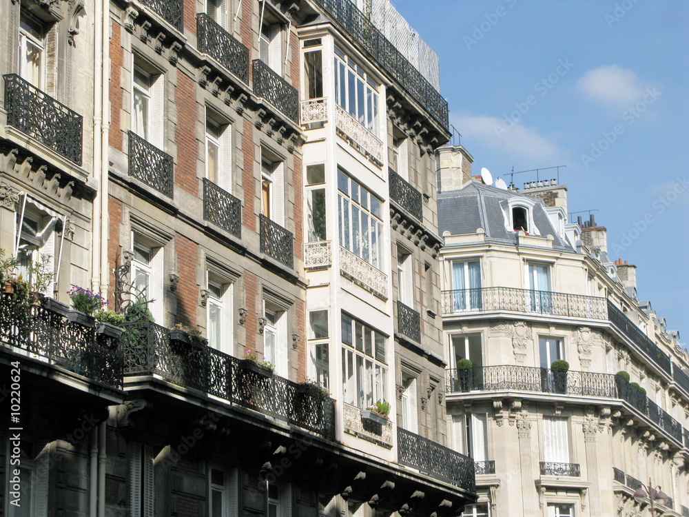 Façades de pierre avec balcons, rue de Paris, France.