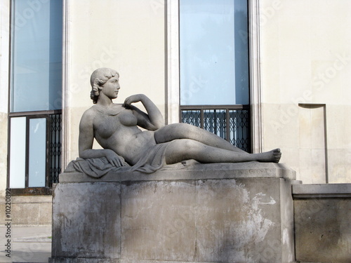Femme nue allongée sur un piedestal, Paris, France.