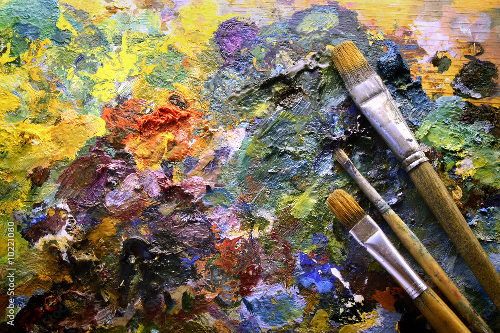 Fotografie palette with paintbrushes