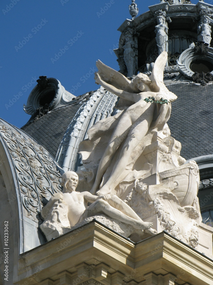 Statue de Femme ailée, toit du Petit Palais, Paris, France. Stock Photo |  Adobe Stock