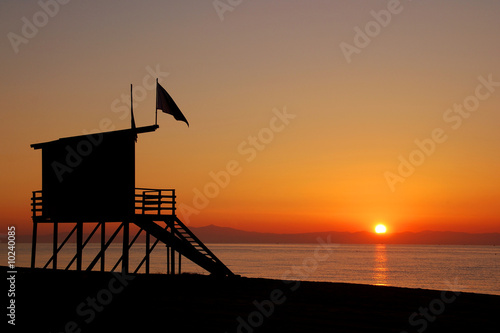 Fotografía Baywatch tower in the morning looking into sunrise