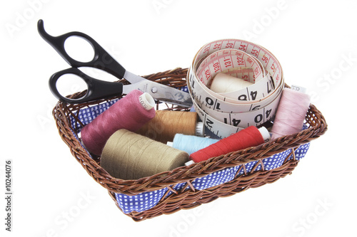Sewing Accessories in Basket on White Background Fototapet