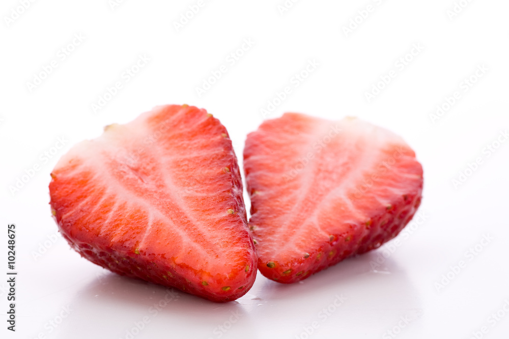 Eine halbierte Erdbeere auf weißem Hintergrund