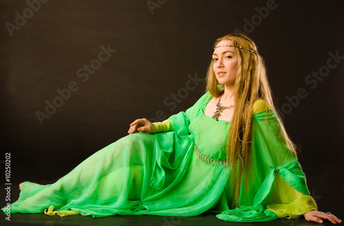 Bild auf Leinwand Fairy Lady in green dress