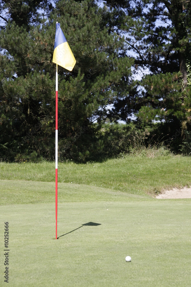 Obraz premium a hole in a golf course