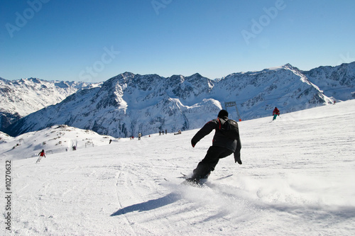 Skifahrer auf Gletscher in Sölden photo