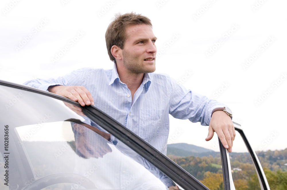 Mann mit Auto StockFoto Adobe Stock