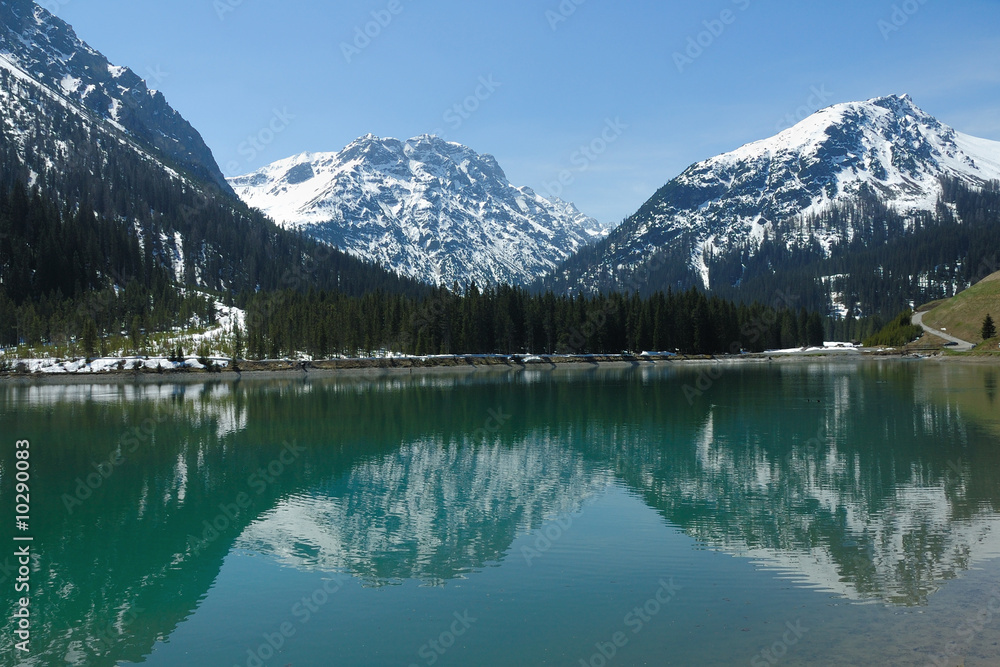 Reflets de printemps sur le Stusee  dans les Alpes Suisses