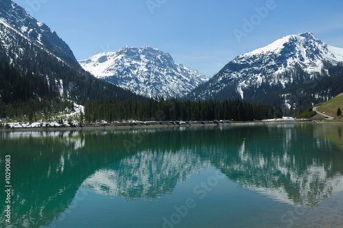 Fototapeta Naklejka Na Ścianę i Meble -  Reflets de printemps sur le Stusee  dans les Alpes Suisses