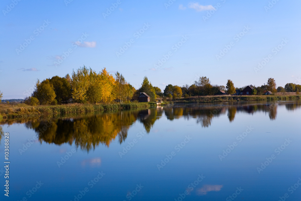 Obraz premium Autumn landscape of lake and bright trees